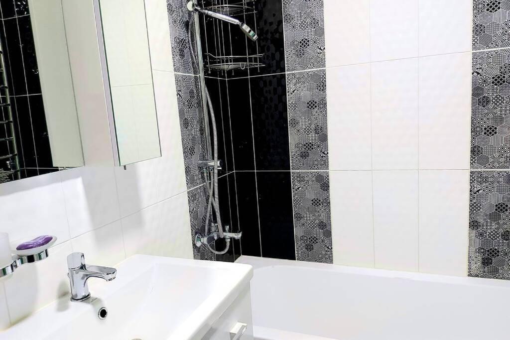 Новобудова Місто Трав, Р-Н Вікторії Гарденс Apartment Lviv Ngoại thất bức ảnh
